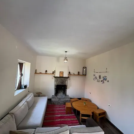 Traditional Albanian Escape Near Tirana Casa de Férias